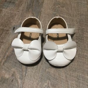 Otter momo white soft sole shoes